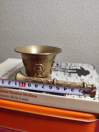 Antiguo mortero de bronce fundido