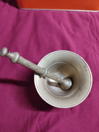Antiguo mortero de bronce fundido
