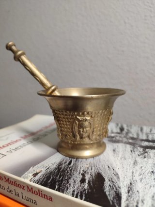 Antiguo mortero de bronce fundido