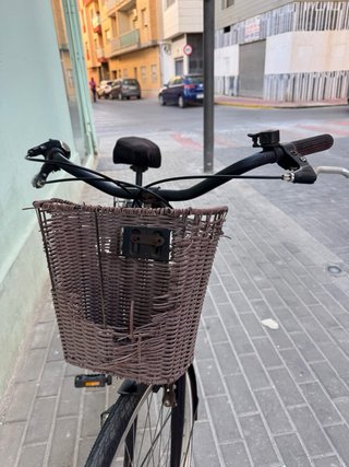 Bicicleta de paseo negra con cesta