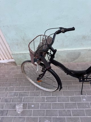 Bicicleta de paseo negra con cesta