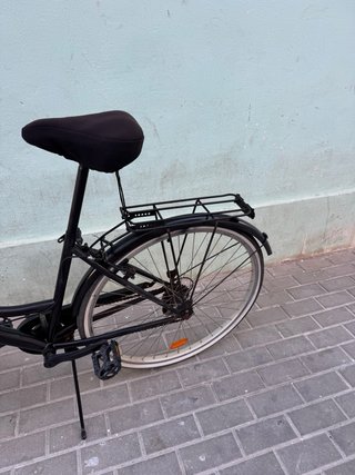 Bicicleta de paseo negra con cesta