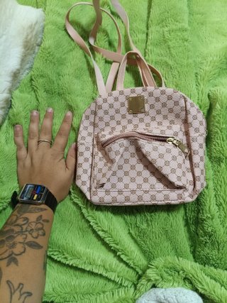 Mochila Pequeña Rosa con Detalles Dorados