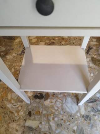 Mesita de noche blanca de madera
