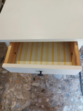 Mesita de noche blanca de madera