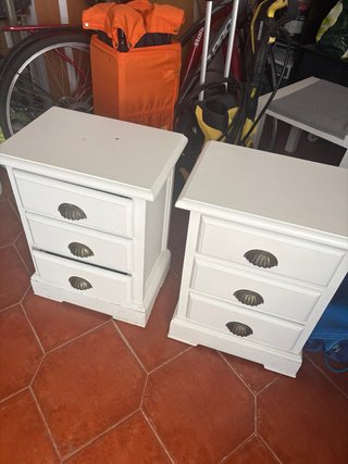 Dos Mesitas de noche blancas de madera