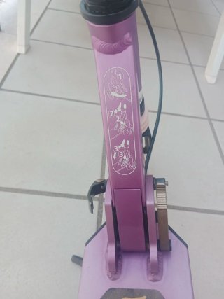 Patinete morado plegable