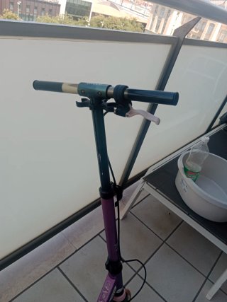 Patinete morado plegable