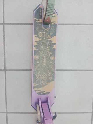 Patinete morado plegable