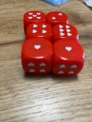 6 dados rojos con corazones