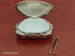 Pastillero metal con forma de cangrejo