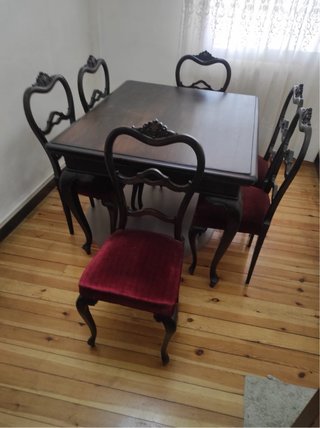 Mesa de comedor de madera con sillas de terciopelo