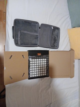 Ableton Launchpad (con caja) y funda de terciopelo
