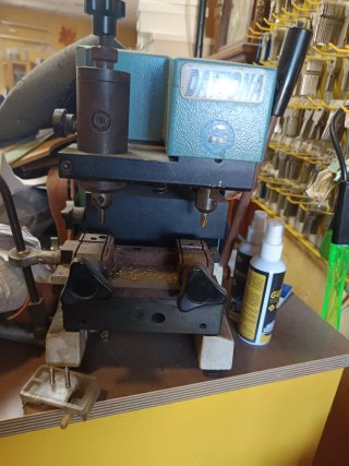 Taller de reparación de zapatos con llaves