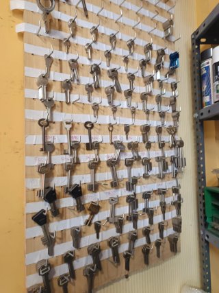 Taller de reparación de zapatos con llaves
