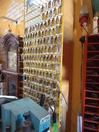 Taller de reparación de zapatos con llaves