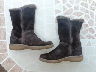 Botines de ante con pelo y botón