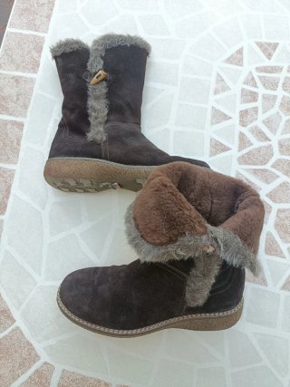 Botines de ante con pelo y botón