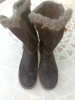 Botines de ante con pelo y botón