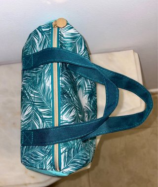 Neceser estampado hojas tropicales