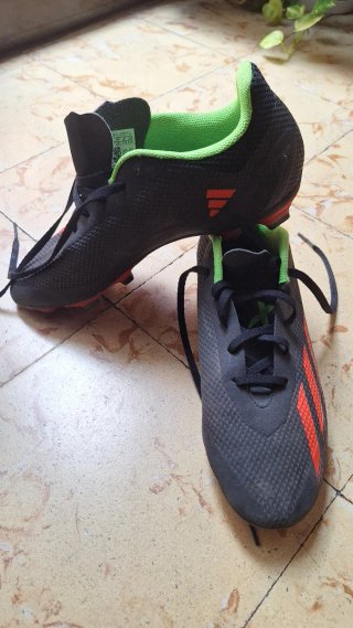 Botines Adidas Speedportal.4, Negro y Naranja.