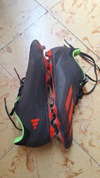 Botines Adidas Speedportal.4, Negro y Naranja.