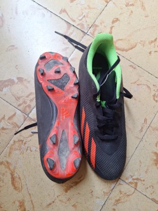 Botines Adidas Speedportal.4, Negro y Naranja.