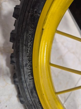 Bicicleta infantil azul y amarilla