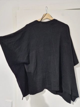 Abrigo negro tipo capa oversize