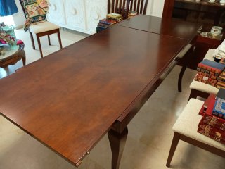 Mesa extensible de salón de madera
