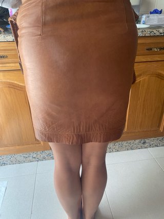 Falda de piel marrón con cinturón