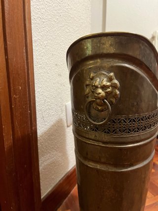 Paragüero de latón con leones
