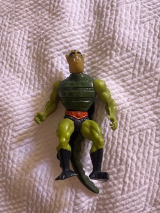 Figura coleccionista reptil verde