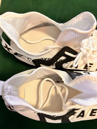 Zapatillas deportivas blancas y negras