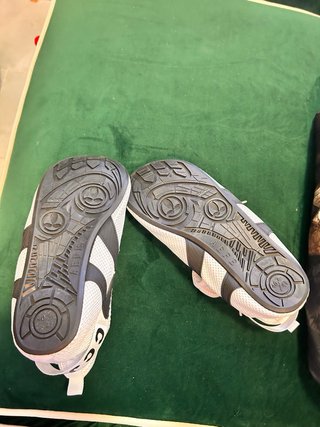 Zapatillas deportivas blancas y negras