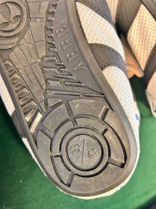 Zapatillas deportivas blancas y negras