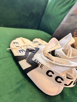 Zapatillas deportivas blancas y negras
