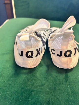 Zapatillas deportivas blancas y negras