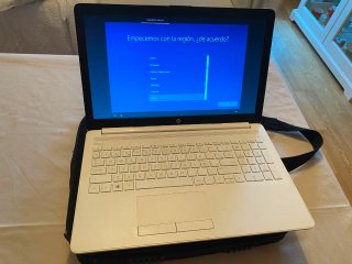Portatile HP bianco con caricatore. Regalo valigetta HP