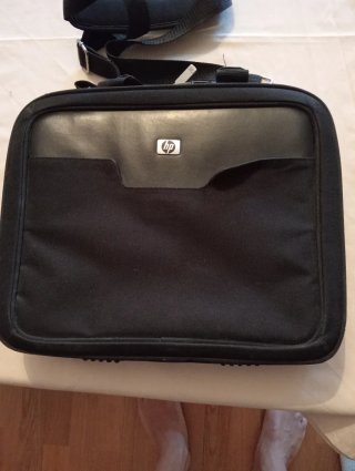 Portatile HP bianco con caricatore. Regalo valigetta HP