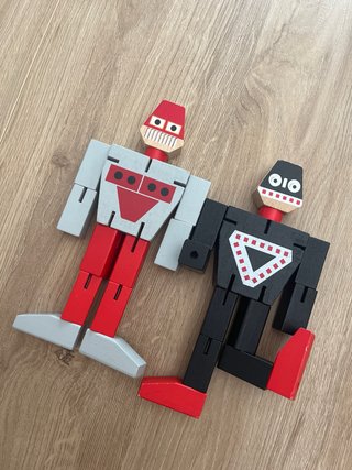 Muñecos robots de madera