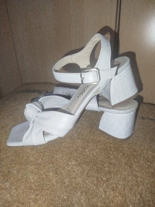 Sandalias blancas tacón