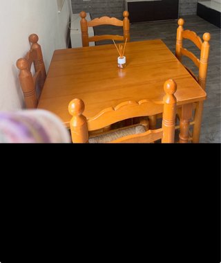 Mesa de madera con 4 sillas