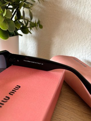 Gafas Mïu Mïu Negras con Detalles Dorados