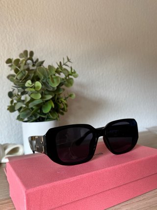 Gafas Mïu Mïu Negras con Detalles Dorados