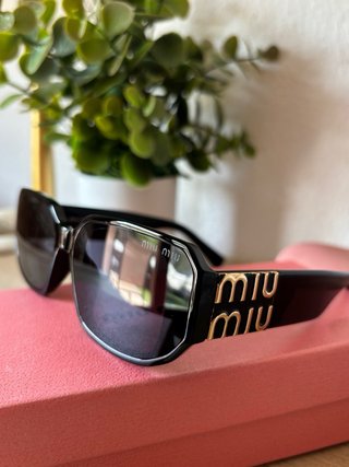 Gafas Mïu Mïu Negras con Detalles Dorados