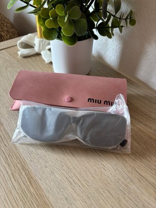 Gafas Mïu Mïu Negras con Detalles Dorados