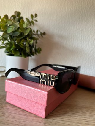 Gafas Mïu Mïu Negras con Detalles Dorados
