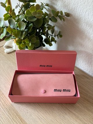 Gafas Mïu Mïu Negras con Detalles Dorados