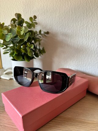 Gafas Mïu Mïu Negras con Detalles Dorados